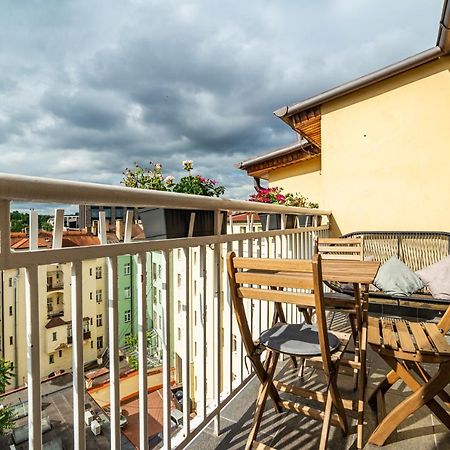 Central, Spacious, Modern 5 Bedrm Duplex W/Balcony Прага Экстерьер фото