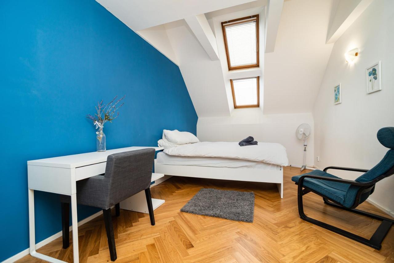 Central, Spacious, Modern 5 Bedrm Duplex W/Balcony Прага Экстерьер фото