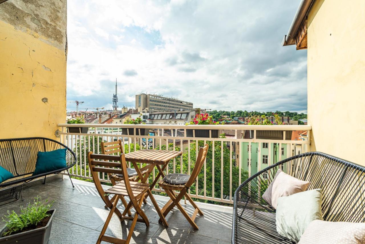 Central, Spacious, Modern 5 Bedrm Duplex W/Balcony Прага Экстерьер фото