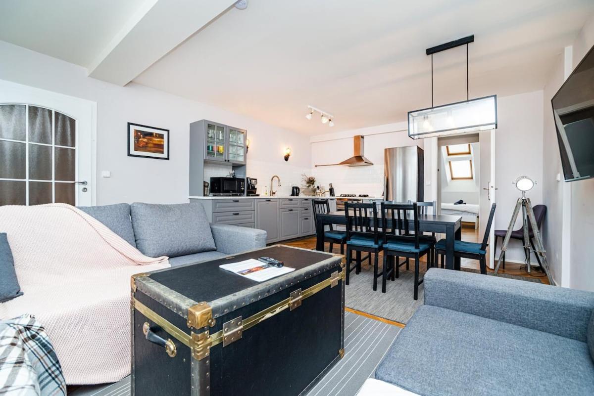 Central, Spacious, Modern 5 Bedrm Duplex W/Balcony Прага Экстерьер фото