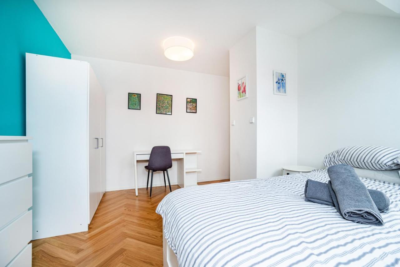 Central, Spacious, Modern 5 Bedrm Duplex W/Balcony Прага Экстерьер фото