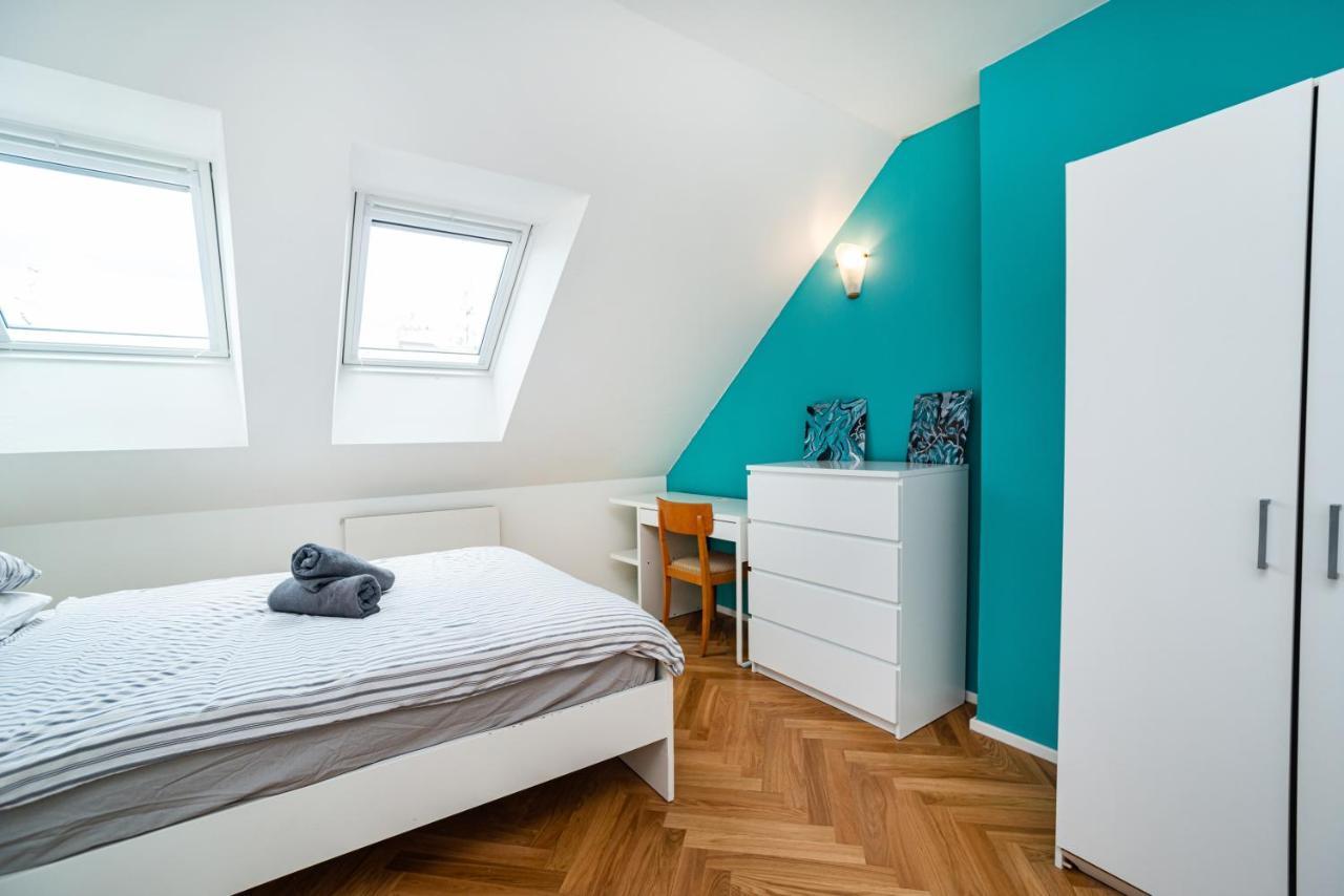 Central, Spacious, Modern 5 Bedrm Duplex W/Balcony Прага Экстерьер фото