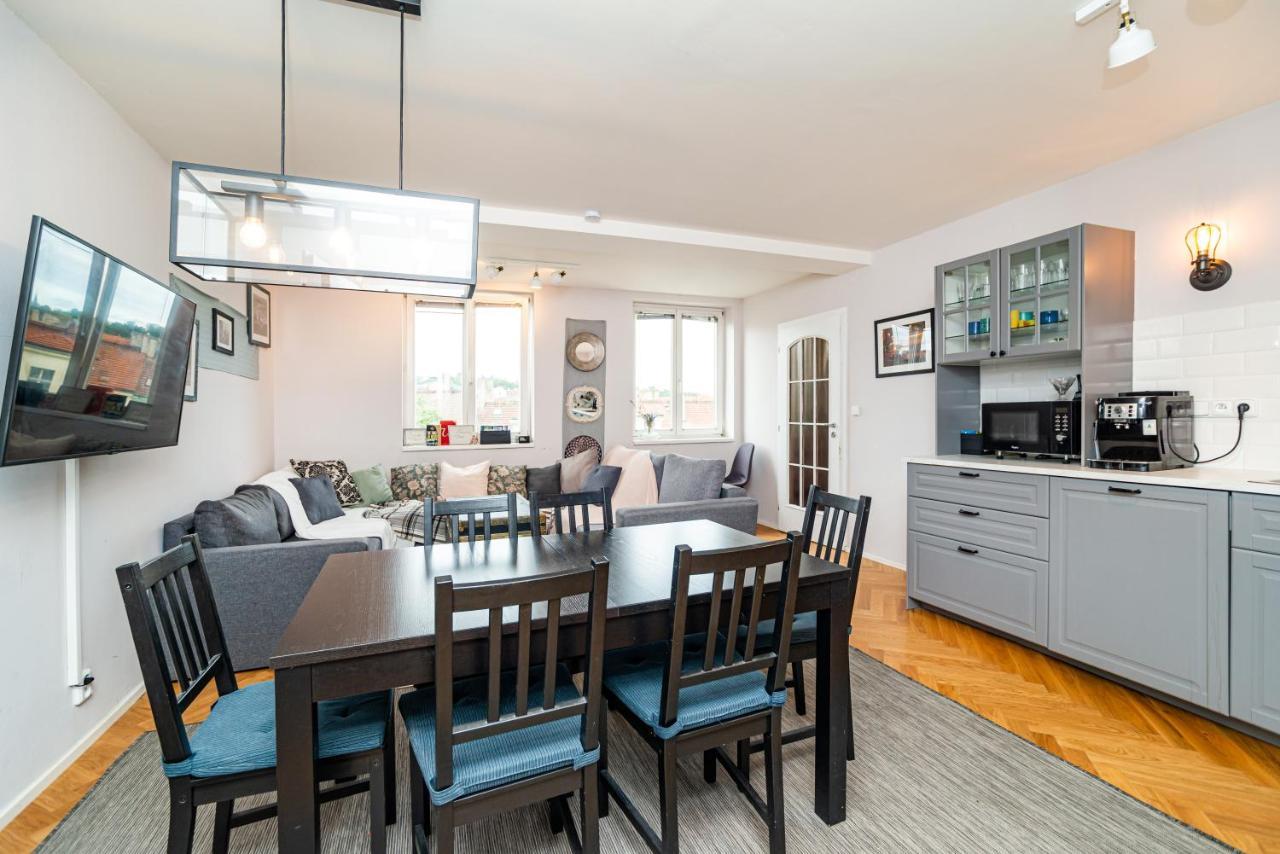 Central, Spacious, Modern 5 Bedrm Duplex W/Balcony Прага Экстерьер фото