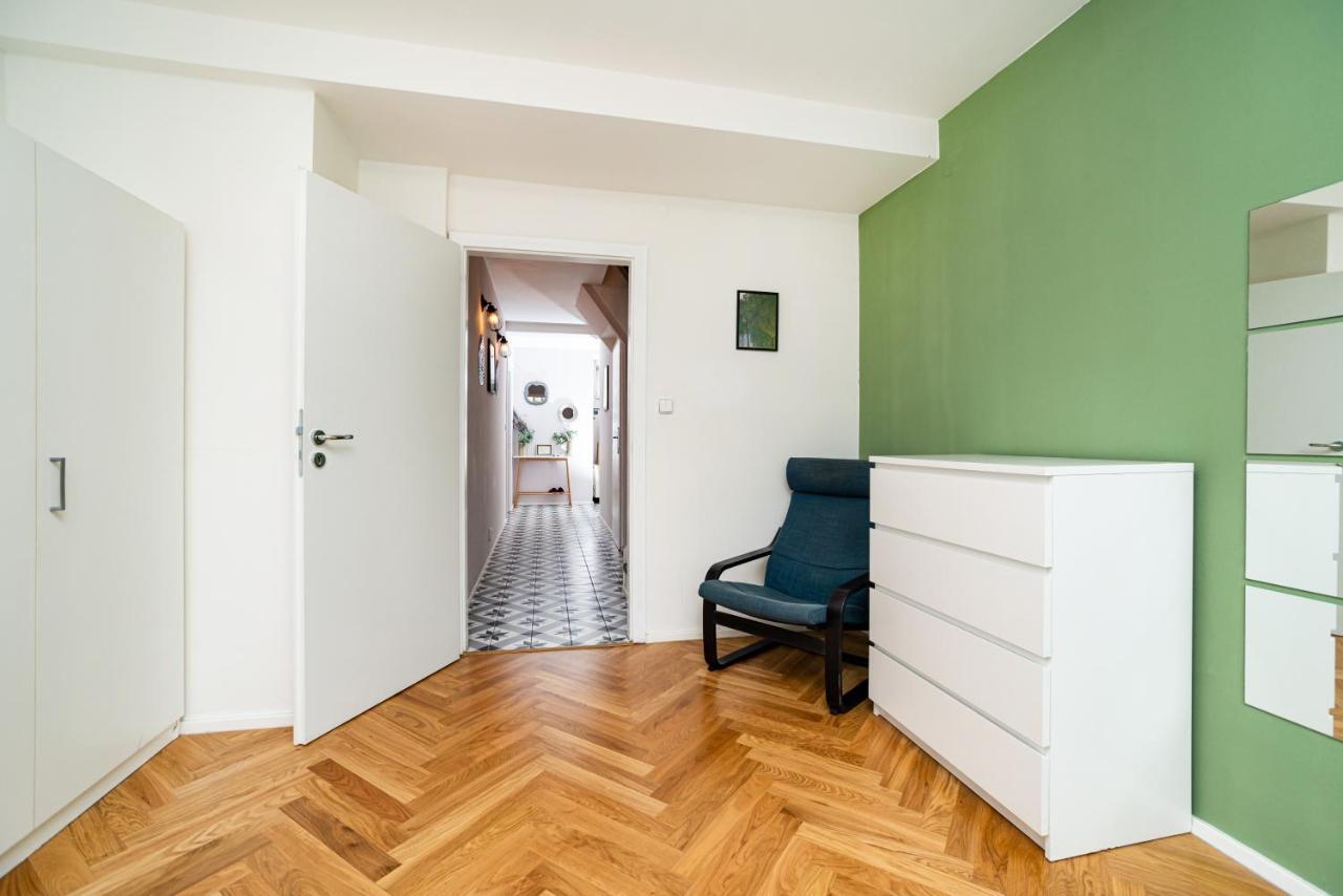 Central, Spacious, Modern 5 Bedrm Duplex W/Balcony Прага Экстерьер фото