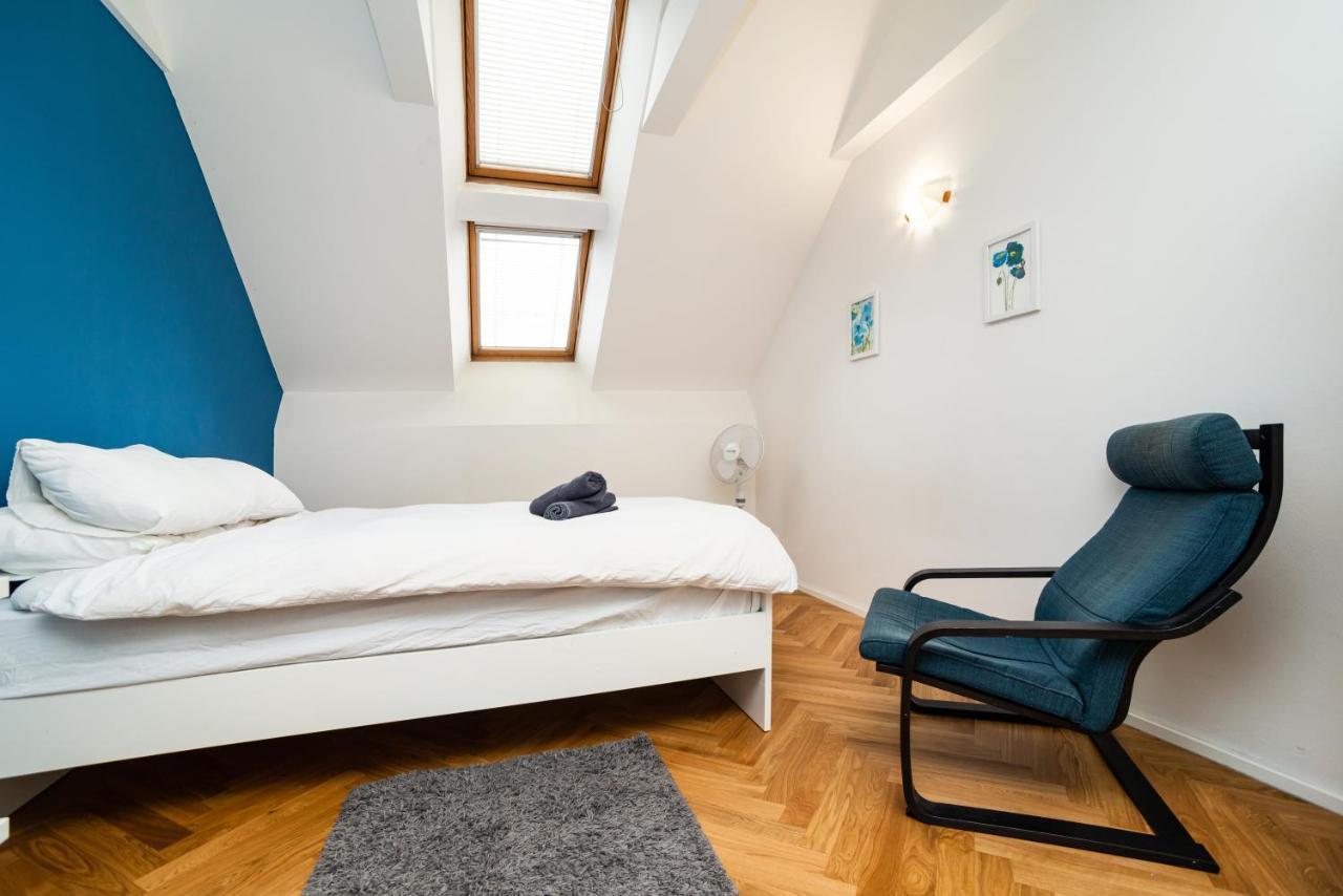 Central, Spacious, Modern 5 Bedrm Duplex W/Balcony Прага Экстерьер фото