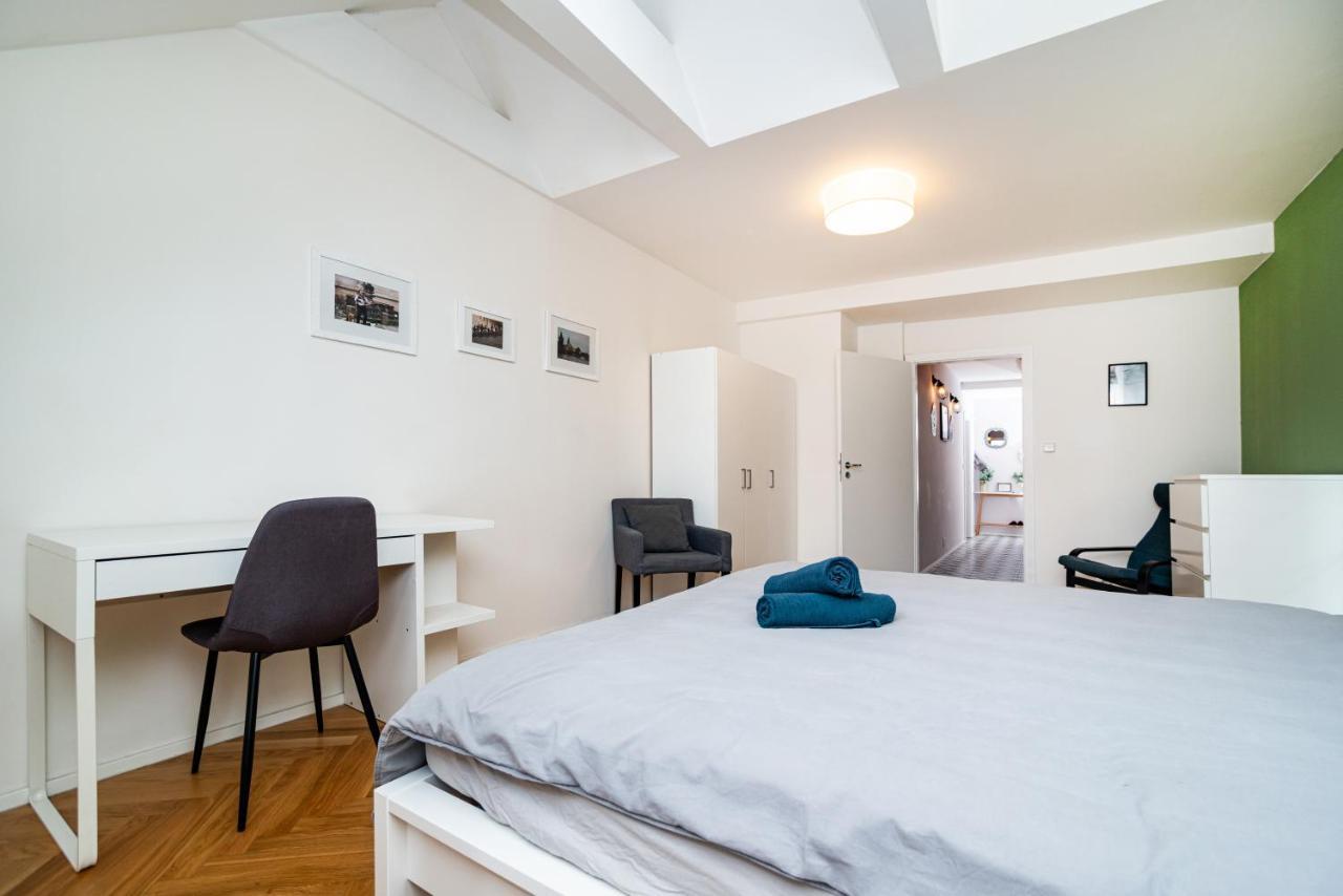 Central, Spacious, Modern 5 Bedrm Duplex W/Balcony Прага Экстерьер фото
