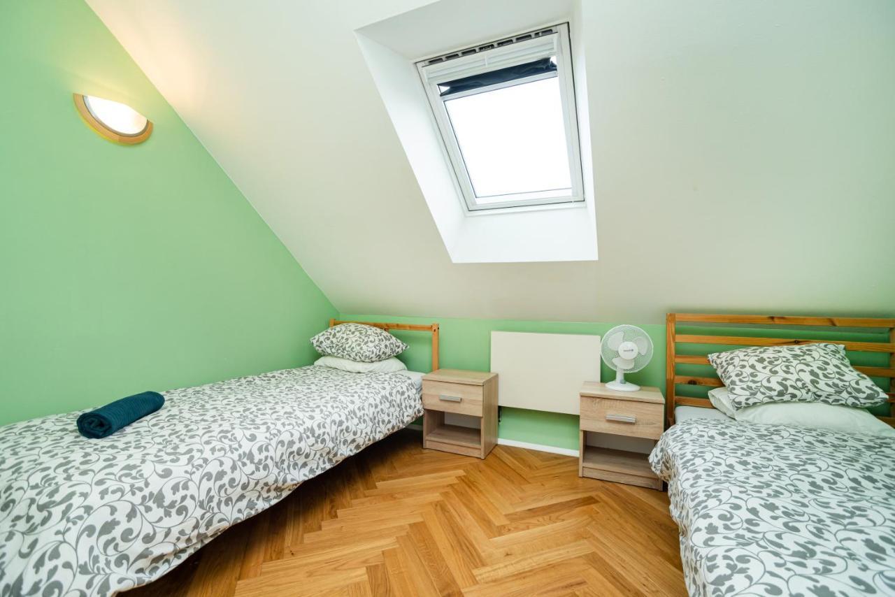 Central, Spacious, Modern 5 Bedrm Duplex W/Balcony Прага Экстерьер фото