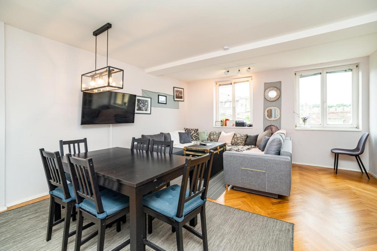 Central, Spacious, Modern 5 Bedrm Duplex W/Balcony Прага Экстерьер фото
