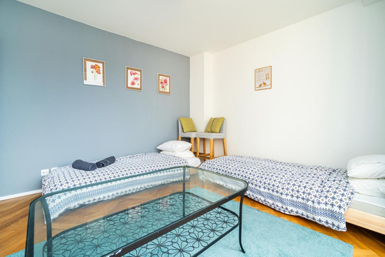 Central, Spacious, Modern 5 Bedrm Duplex W/Balcony Прага Экстерьер фото