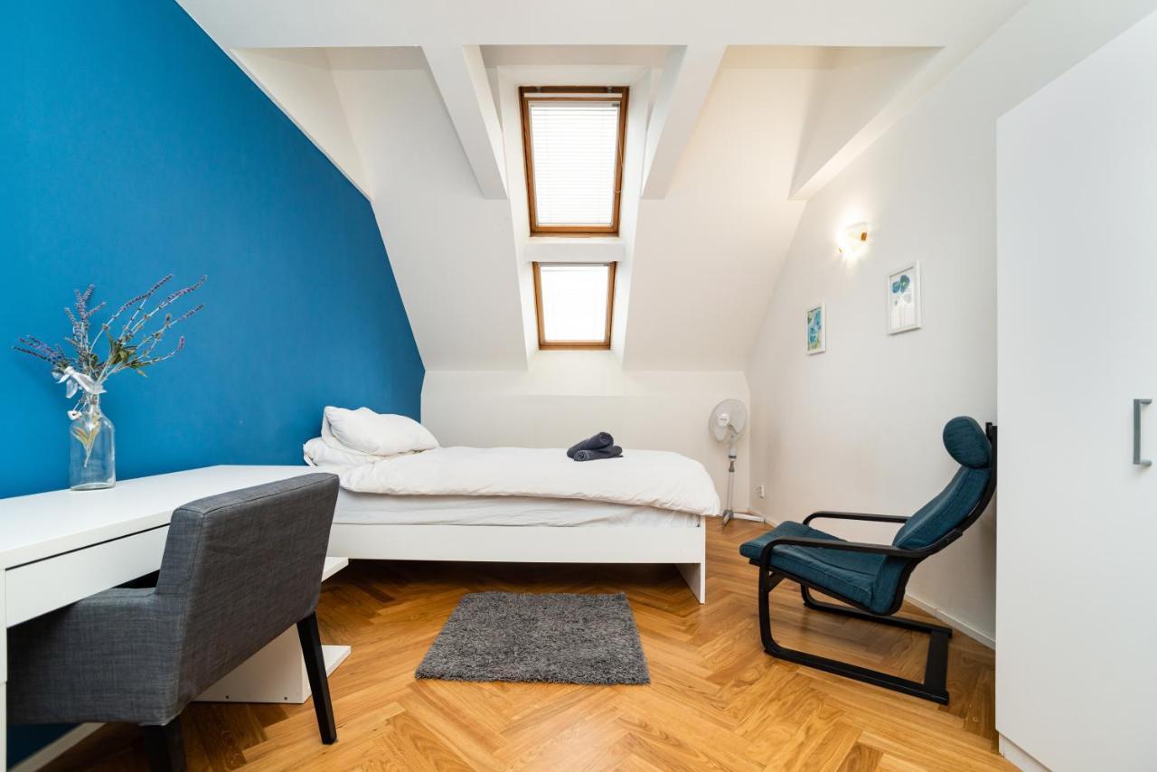 Central, Spacious, Modern 5 Bedrm Duplex W/Balcony Прага Экстерьер фото